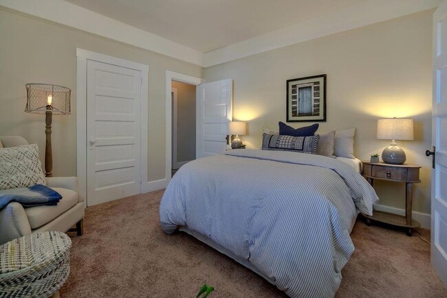 Building Photo - Charming Home next to Co-Op