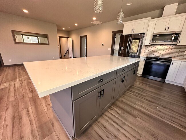 Building Photo - Furnished House in Manson - 4 bedroom/3 bath