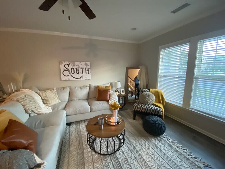 Building Photo - Room in Townhome on Perry Creek Rd