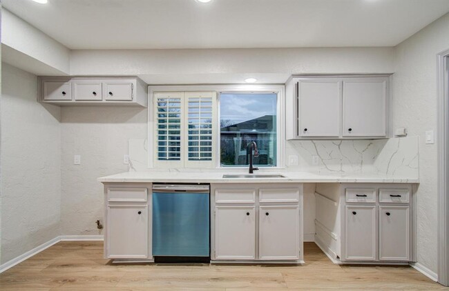 Building Photo - 2202 Briarview Dr