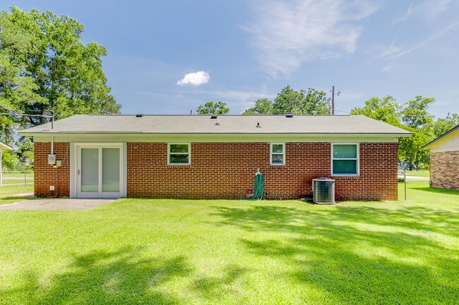 Building Photo - 209 E Tietgen St