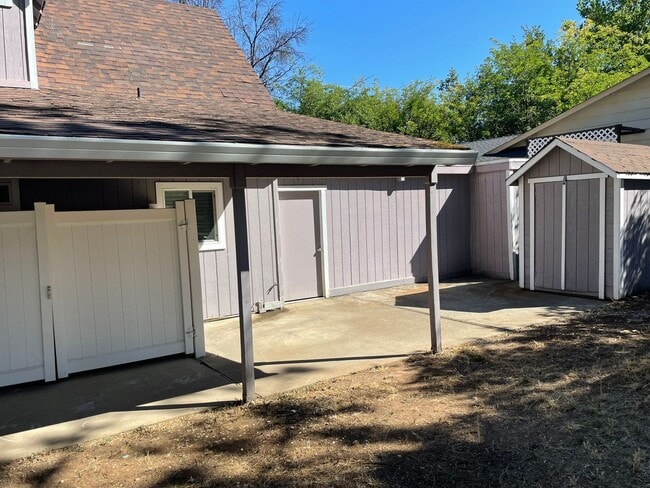 Building Photo - 4 bedroom, 2 bath home in Lake Wildwood ga...