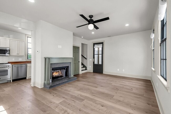Building Photo - 3 Bedroom 2.5 Bath House in the hip Elliot...