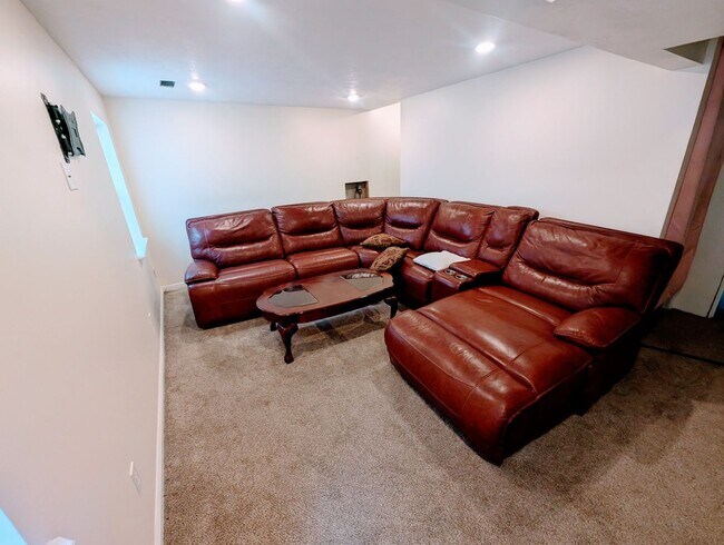 Building Photo - 749 Country Club Dr