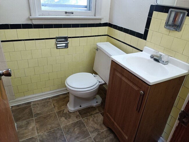 Building Photo - 5512 N 52nd St