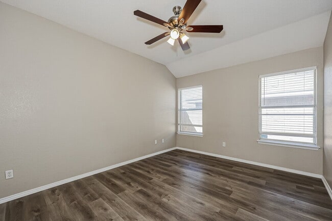 Building Photo - 1041 Glencrest Dr