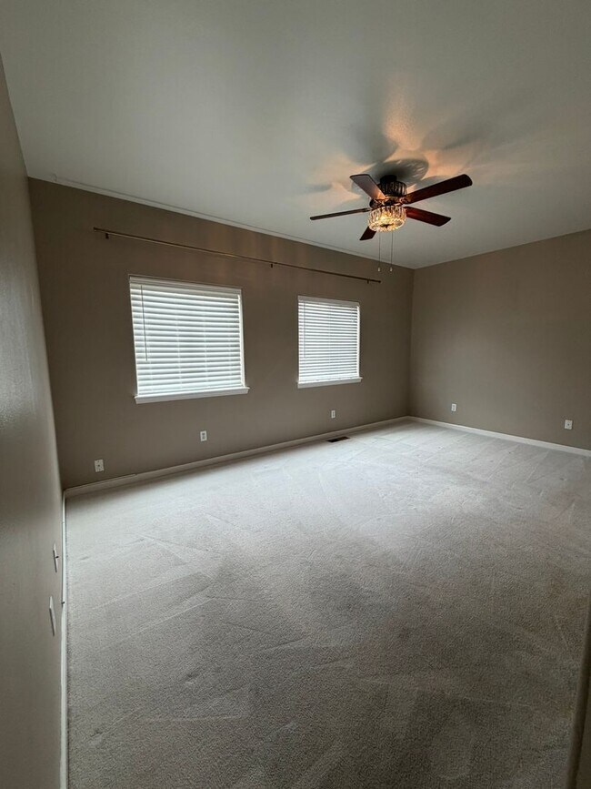 Building Photo - 5207 Villa Dr