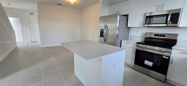 Building Photo - 2729 SE 26th Rd