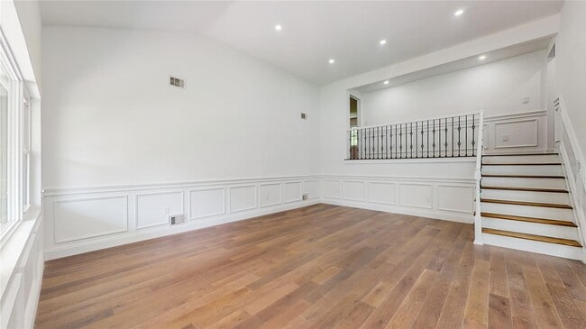 Building Photo - 706 Longacre Ave