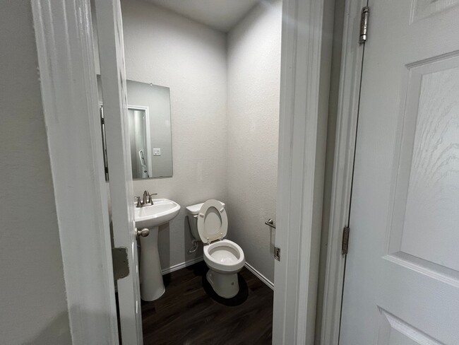 Building Photo - Luxury 3/2 Townhouse in Seguin, Texas