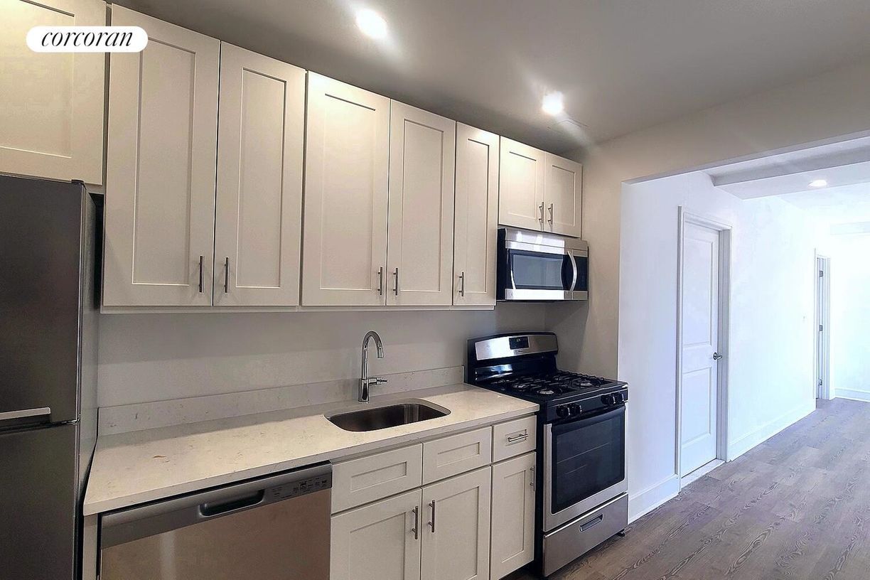 Building Photo - 45 W 81st St