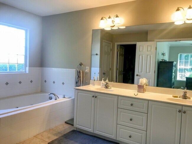 Building Photo - Available now! Evans Home in Greenbrier School District!