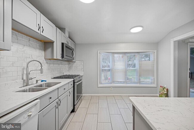 Building Photo - 4111 Landgreen St