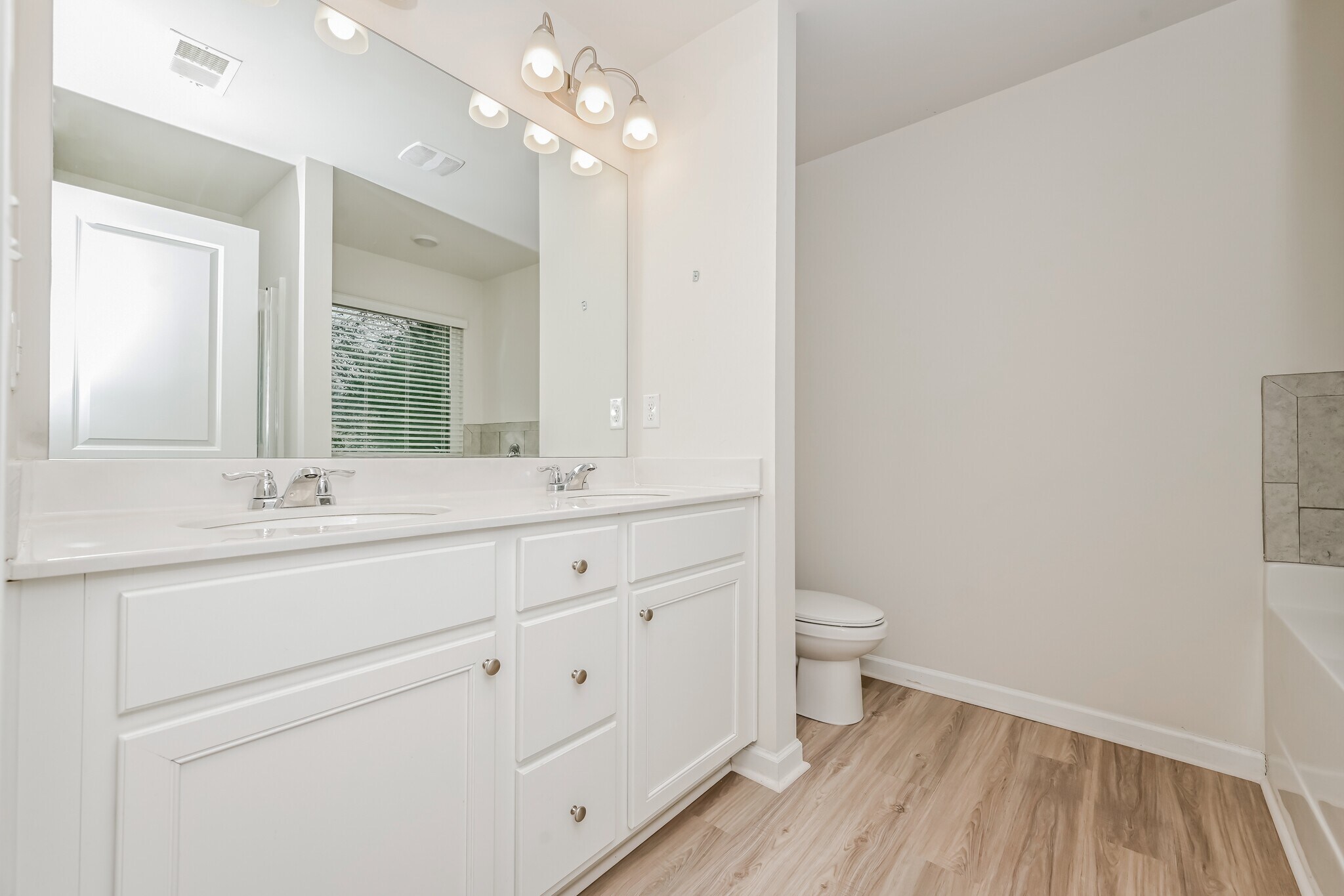 Building Photo - 3577 Saratoga Cir