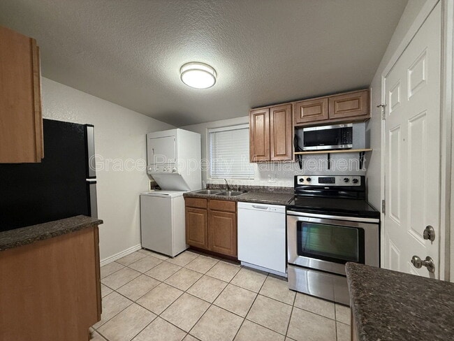 Building Photo - 2125 S Acoma St