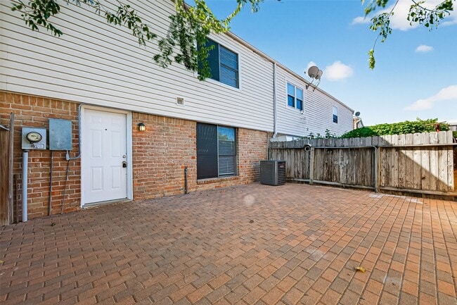 Building Photo - 9022 Wilcrest Dr