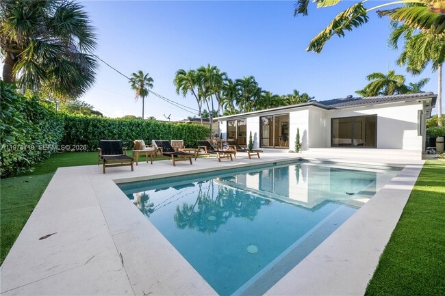 Building Photo - 900 W 47th Ct