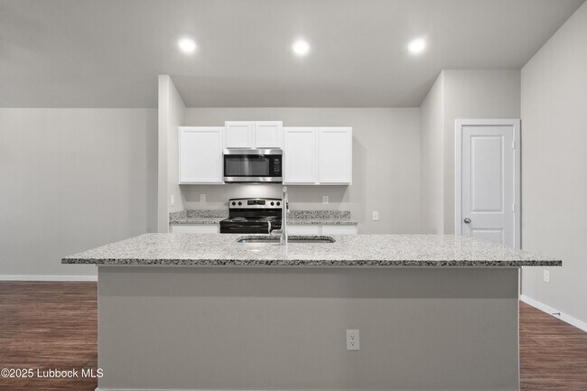 Building Photo - 2031 Kenwood Ave