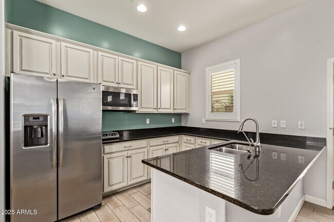 Building Photo - 947 E Dumbarton Ave