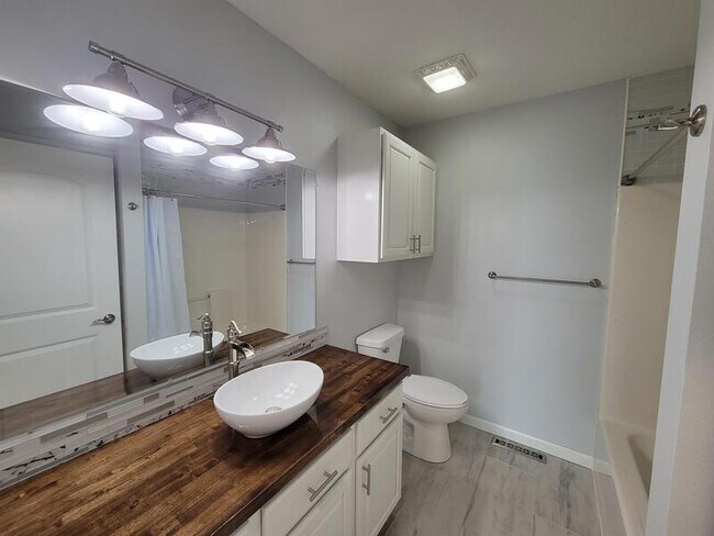 Building Photo - 2256 Fairfax Dr