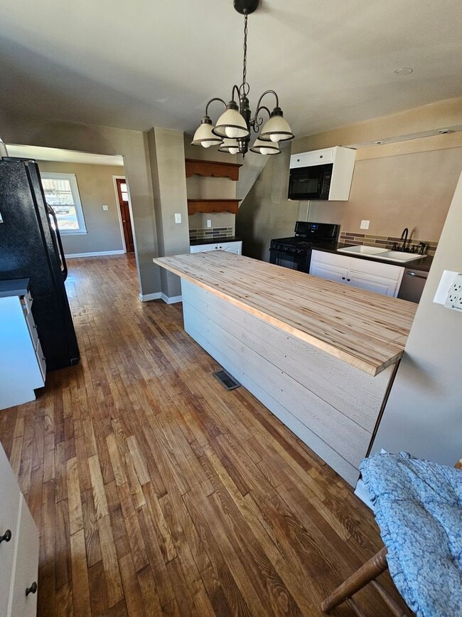 Building Photo - Newly Renovated 3-Bedroom Townhome with Chic Features