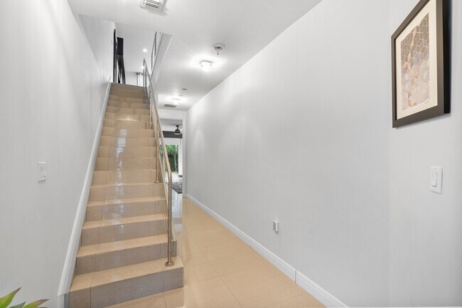 Building Photo - 832 NE 19th Ave