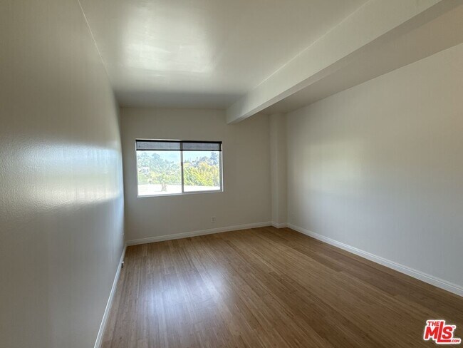 Building Photo - 2243 Silver Ridge Ave