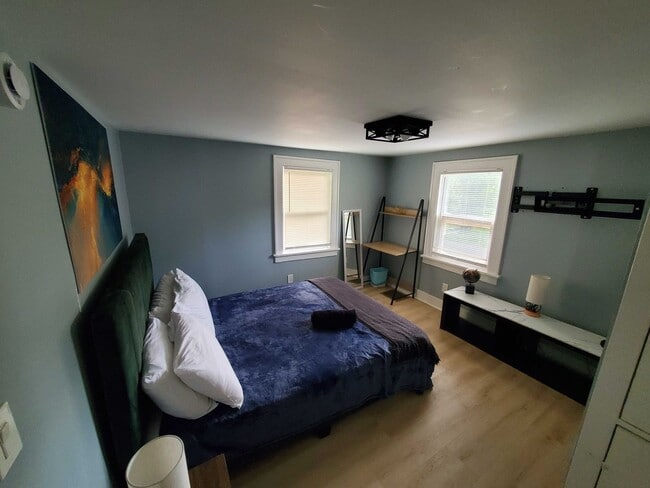 Building Photo - Fully Furnished 3BR Home with Garage & Large Yard – Move-In Ready!