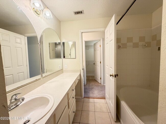 Building Photo - 13810 Sutton Park Dr N