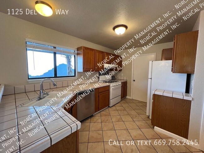 Building Photo - 1125 Del Oro Way