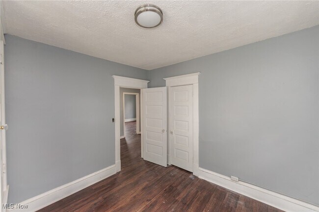 Building Photo - 1226 W Erie Ave