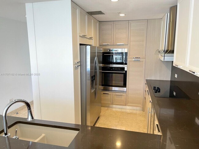 Building Photo - 801 Brickell Key Blvd