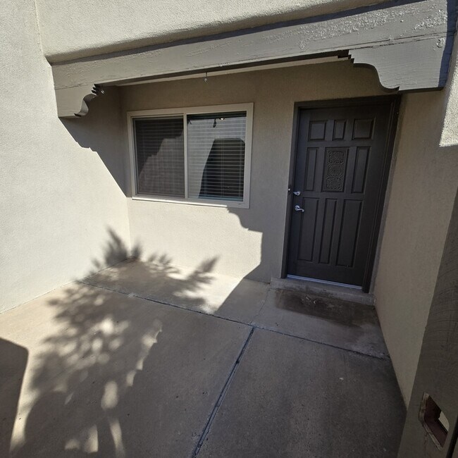 Building Photo - 1048 Monte Largo Dr NE