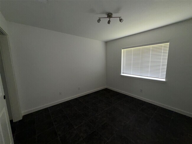 Building Photo - 2238 Pine Cone Dr
