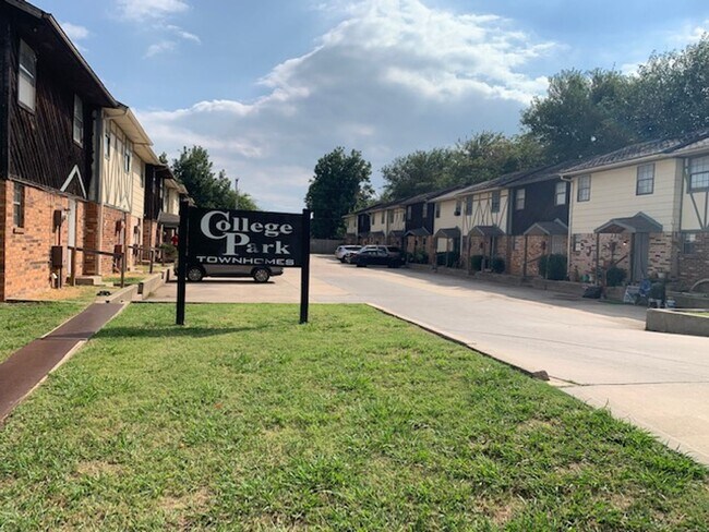 Building Photo - 2 Bedroom Townhome