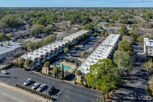 Aerial wide. - Roundtree Villas
