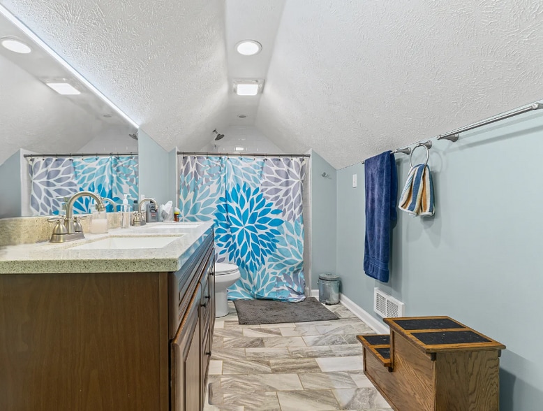 Building Photo - 1721 Southview Dr