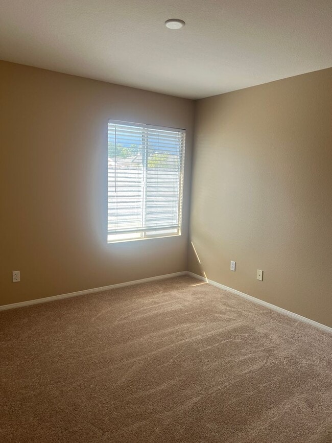 Building Photo - The Meadows Condo in Camarillo