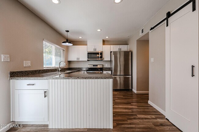 Building Photo - 1014 E Bendix Dr