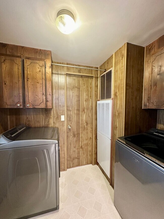 Building Photo - 4366 Valley Ln