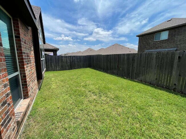 Building Photo - 281 Giddings Trl
