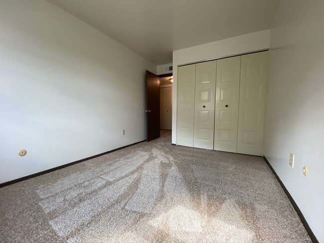 Building Photo - North Hills 2 BR Apartment! Perfect Locati...
