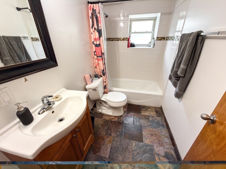 Building Photo - 2835 N Damen Ave