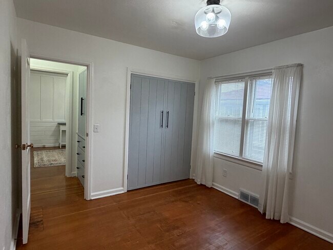 Building Photo - 181 W Custer Ave