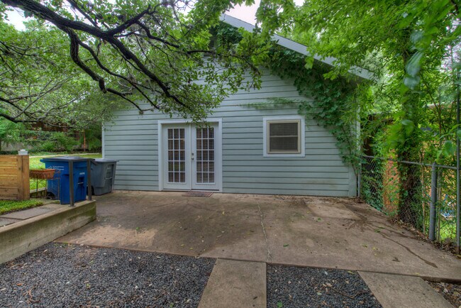 Building Photo - AVAILABLE AUGUST: Gorgeous, Remodeled 4 bed / 3 bath Hyde Park Area Home