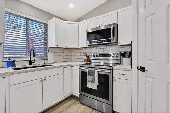 Building Photo - 1213 Cattail St
