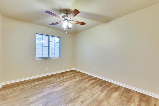 Building Photo - 2204 Grove Dr