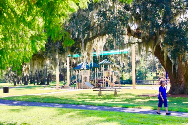Building Photo - 2525 Lantana Ln