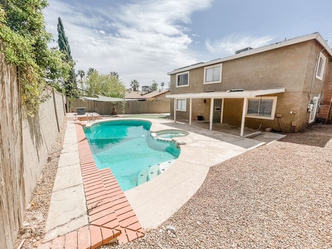 Building Photo - 5 bed/3 bath home in the heart of Spring Valley!