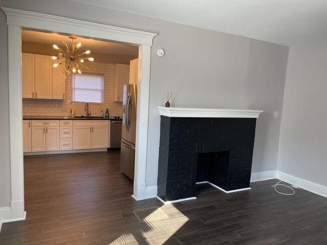 Building Photo - Great 2 BR with detached 2-car garage